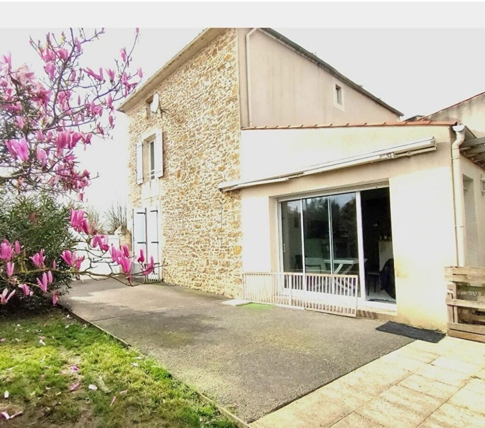 Vente Maison Moutier-sur-le-Lay maison en pierres de 170 m² sur terrain clos de 808 m² Moutiers-sur-le-lay