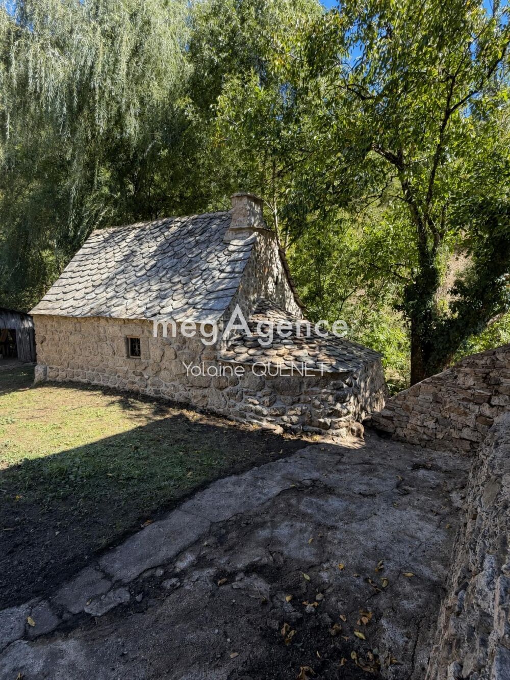 Ancien corp de ferme au milieu de la forêt