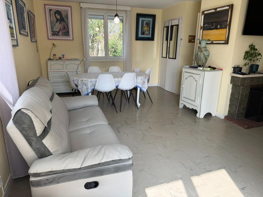 Située à Malause (82200), cette propriété bénéficie d'un emplacement privilégié, à proximité du centre-ville offrant ainsi un ac