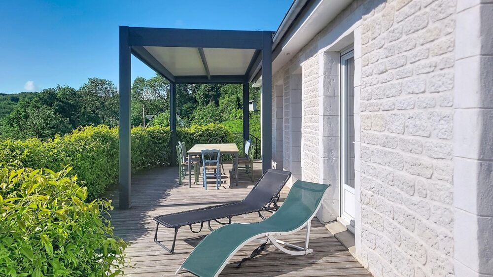 A Equemauville, dominant la vallée, Maison de 190 m² sur deux niveaux. Trois chambres et vaste séjour. 4 garages.