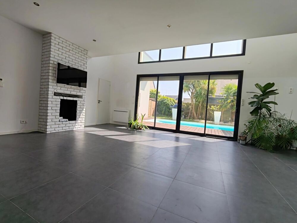 MAISON CONTEMPORAINE AVEC PISCINE