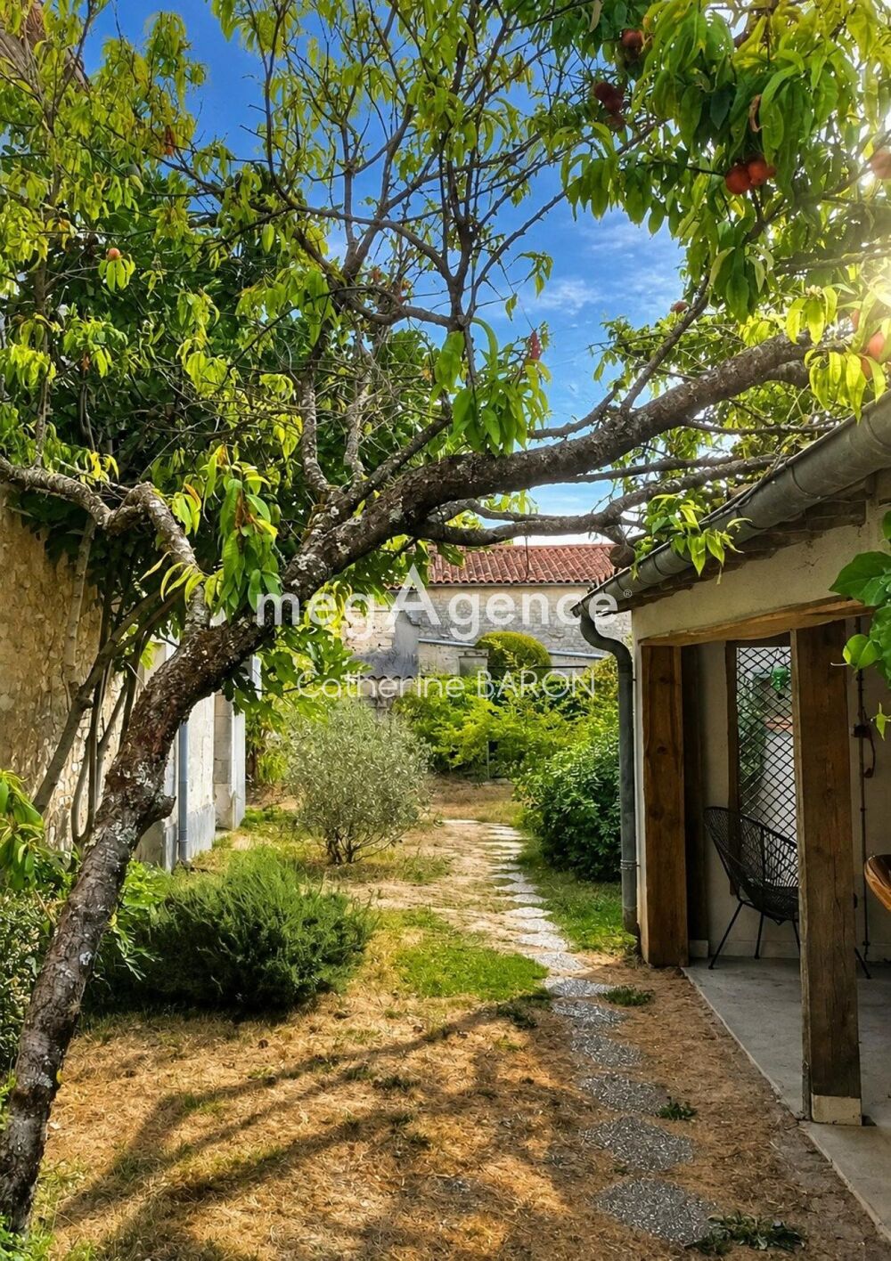 LES MÉTAIRIES  MAISON EN PIERRE, JARDIN ET DÉPENDANCES