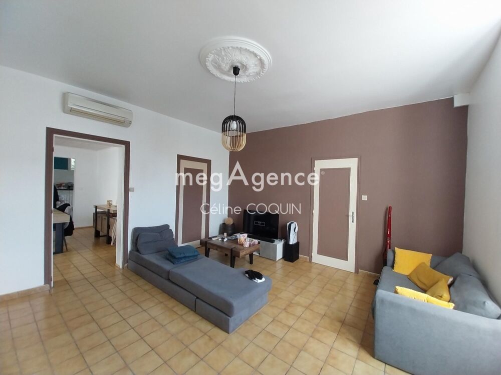 A vendre 2 maisons mitoyennes+ garage + terrain 3 310 m²  Jonzac centre