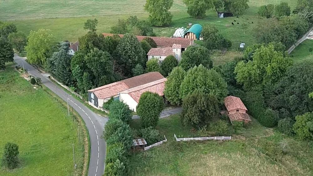 Vente Maison très bel ensemble immobilier de 3 habitations sur 3.38 hectares Aiguefonde