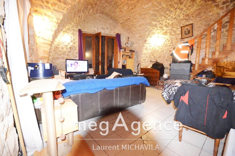 Grande maison de village avec cours à beau potentiel