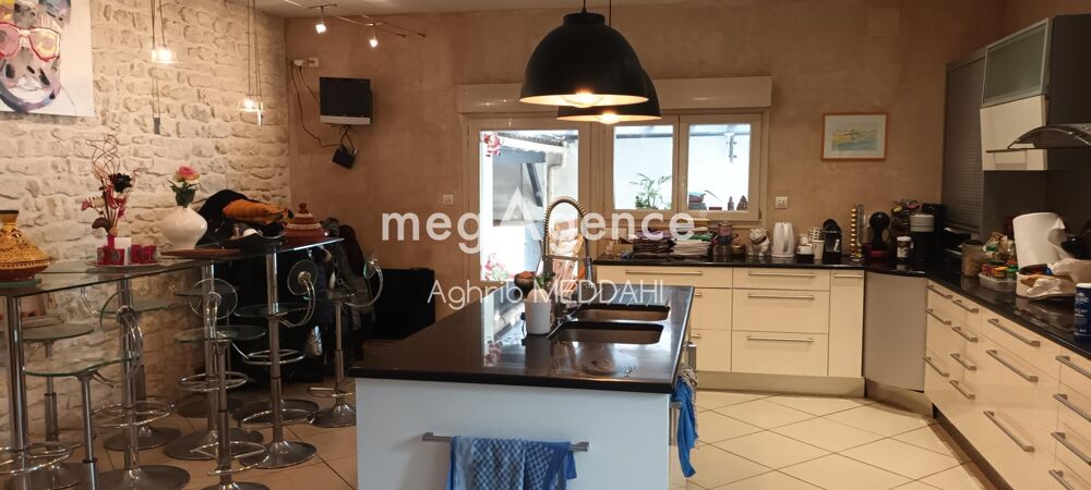 Vente Maison À 10 minutes des plages de Royan, découvrez une authentique demeure de caractère offrant 6 chambres, piscine, studio indépendant Saujon