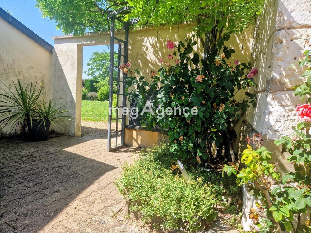 Rare en centre ville de LONGUE JUMELLES. Une propriété familiale avec le charme de l'ancien revisité avec élégance.