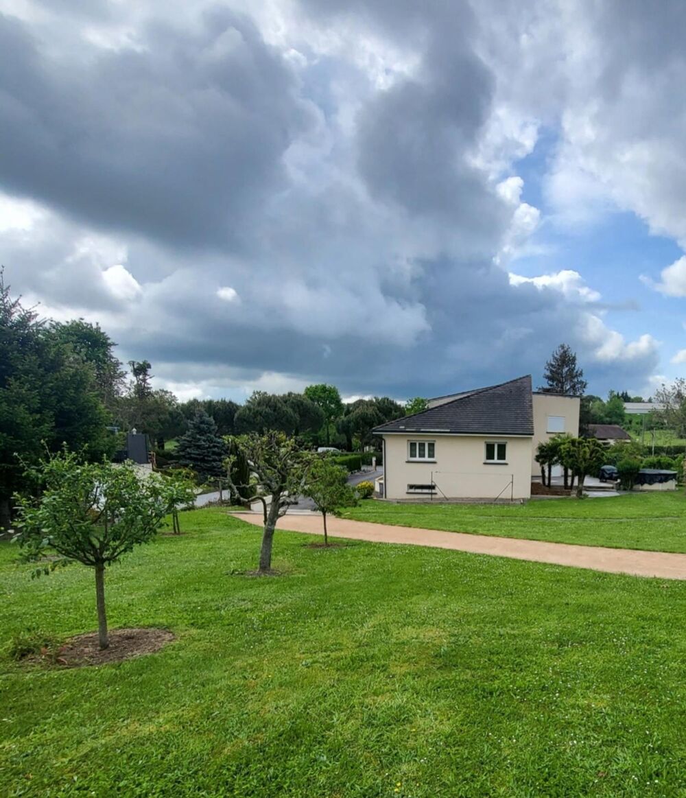 AGREABLE VILLA CONTEMPORAINE DANS UN ENVIRONNEMENT REPOSANT