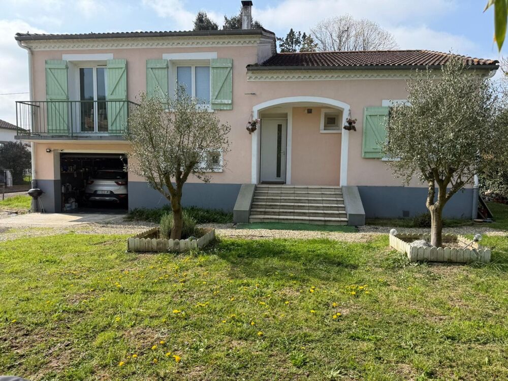 Située à Malause (82200), cette propriété bénéficie d'un emplacement privilégié, à proximité du centre-ville offrant ainsi un ac