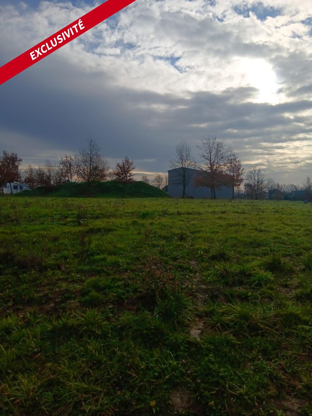 Vente Terrain Valence (82400 ) terrain de 5000m² , viabilisé ,en zone industrielle avec double entrée . Valence