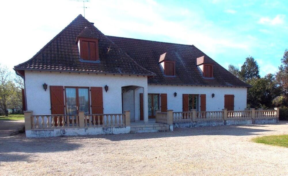 Au coeur de la Sologne bourbonnaise, belle propriété dans un environnement calme et verdoyant, découvrez cette belle demeure fami