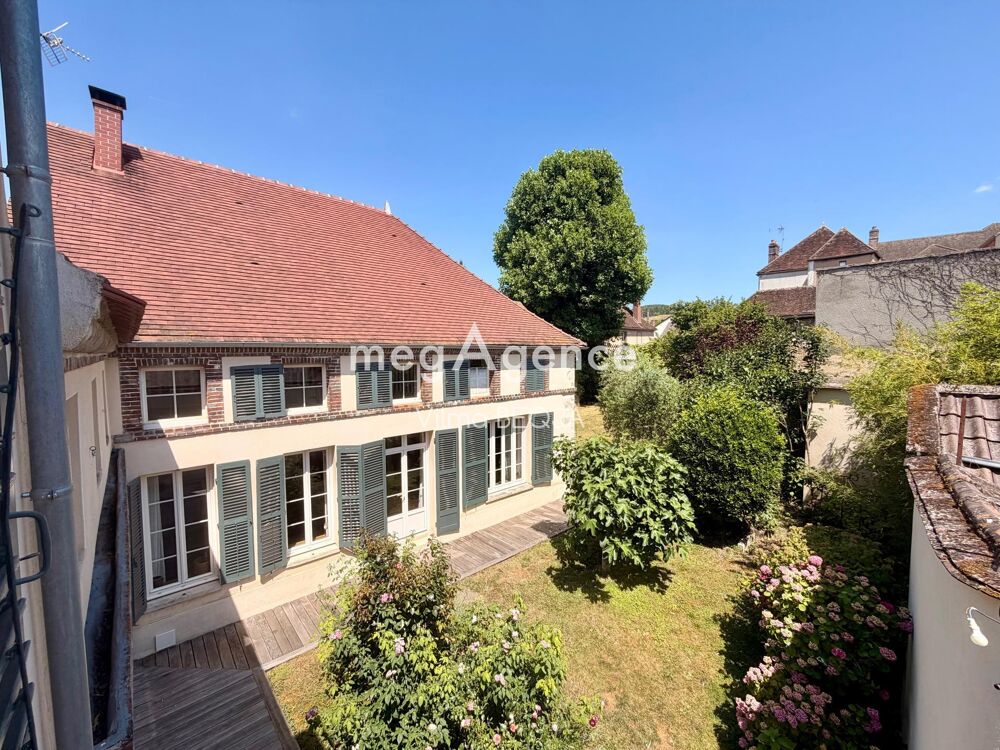 Centre-ville et gare à pied  Superbe demeure de caractère de 285 m² avec séjour cathédrale, jardin et garage.