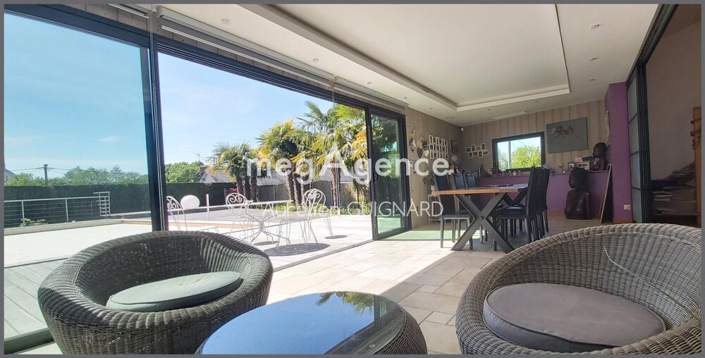 5 chambres, terrain clos et paysager, piscine, garage.