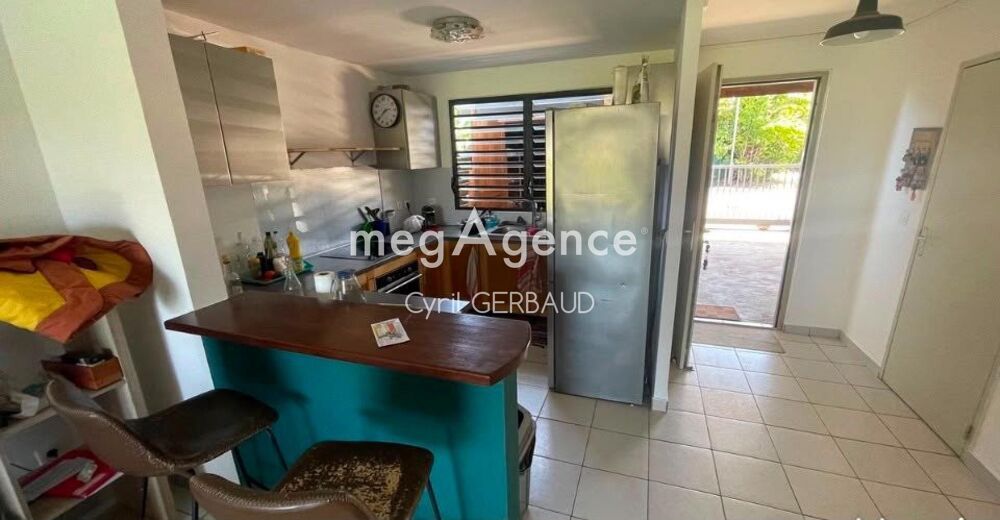 A vendre villa T4 avec un étage et un abris garage dans un quartier résidentiel à Rémire-Montjoly.