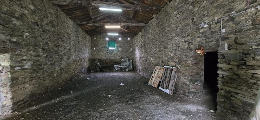 Grange de 300 m² à rénover.