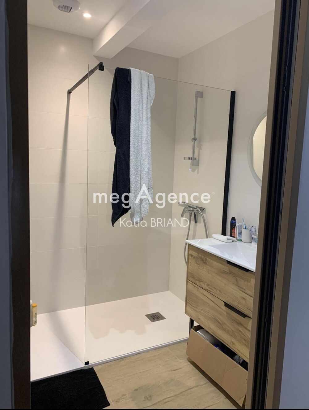 Maison recente de plain-pied avec 3 chambres.