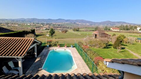   Villa familiale de 212m� - vue Monts du Lyonnais - calme absolu - piscine - grand terrain Maison - 8 pi�ce(s) - 212 m�