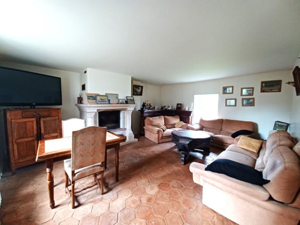 Maison de pierre avec dépendances sur 7 hectares