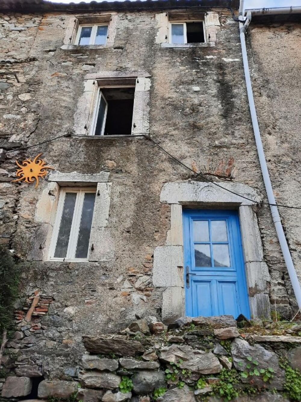 Riols, Batîsse ancienne entièrement à réhabiliter