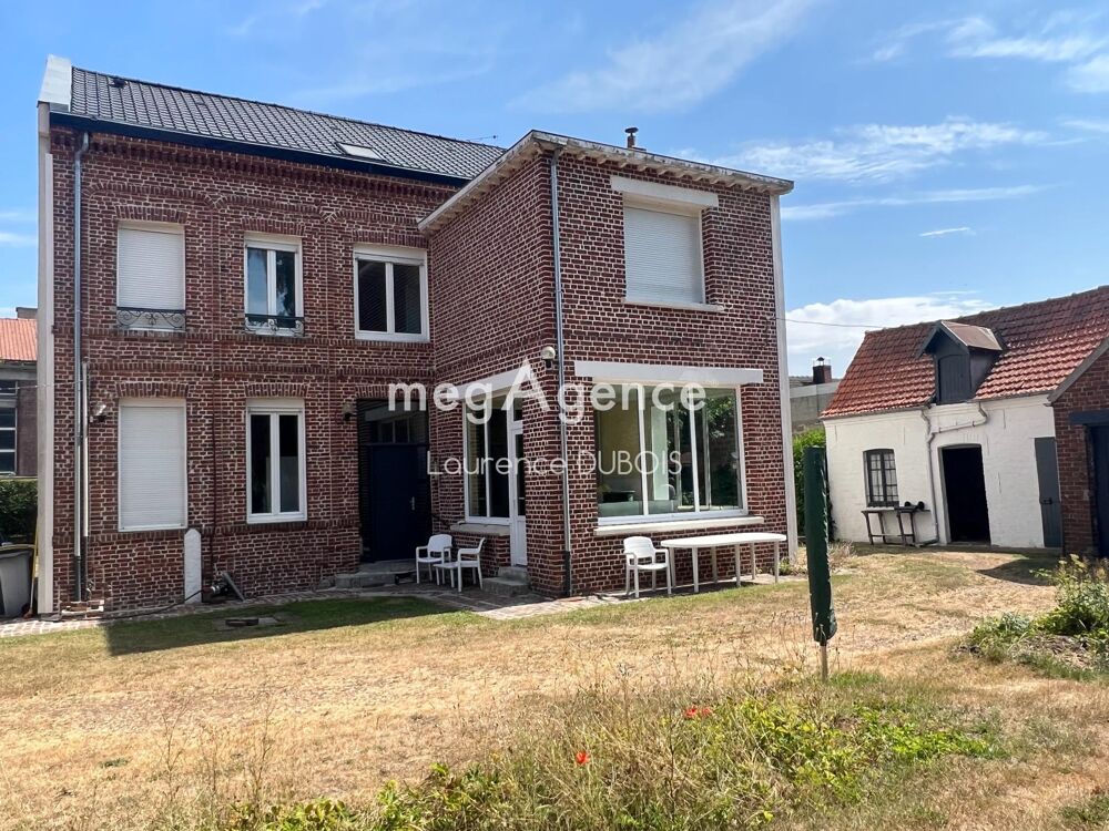 Vous serez charmés par cette superbe maison de caractère individuelle, entièrement rénovée par artisans, d'environ 227 m2 habita