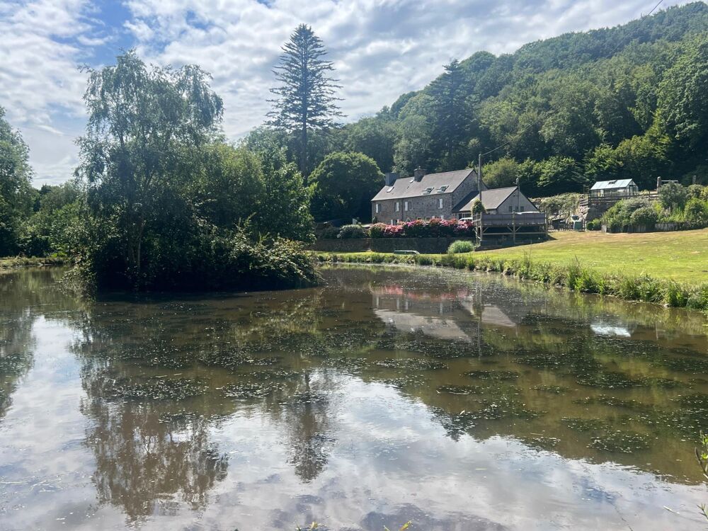 Maison en pierre dans un écrin de nature avec étang et forêt
