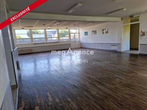   Hambers. Proche du Montaigu. A Rénover salle de 340 M² environ avec terrain et parking public. 