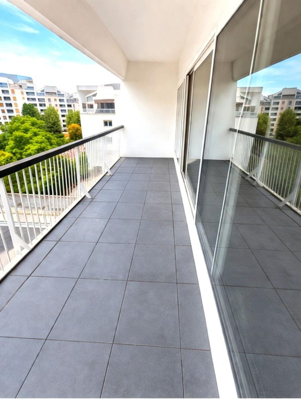 F2 lumineux avec balcon  Cergy Préfecture