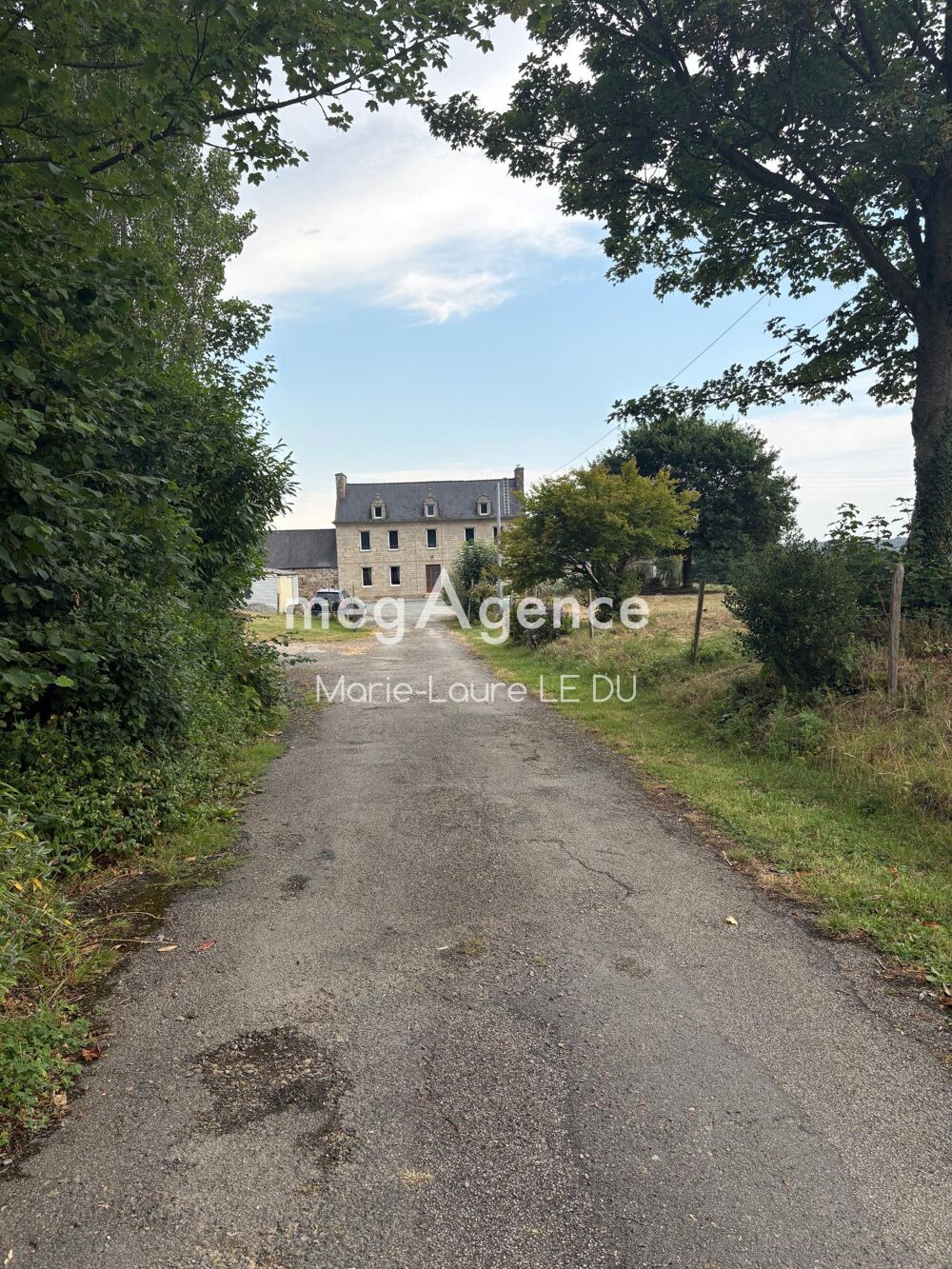 Maison de caractere avec dépendances sur terrain 18500m² environ