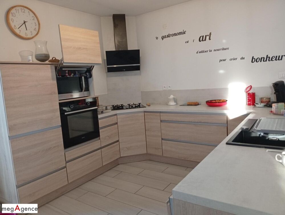 Maison rénovée 3 chambres garage sur 3482 m² clos.