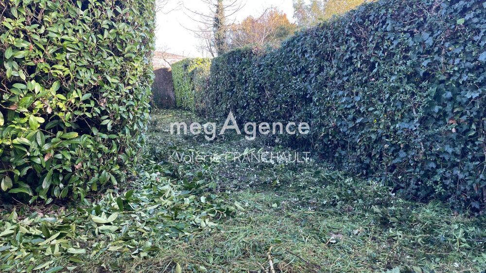 Niort- Garage de 53M2 avec jardin clos sur une parcelle de 150M2.
