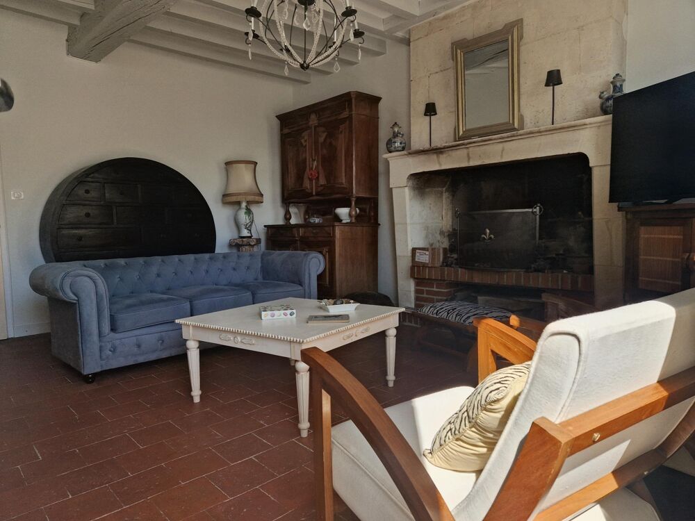 Rare en centre ville de LONGUE JUMELLES. Une propriété familiale avec le charme de l'ancien revisité avec élégance.