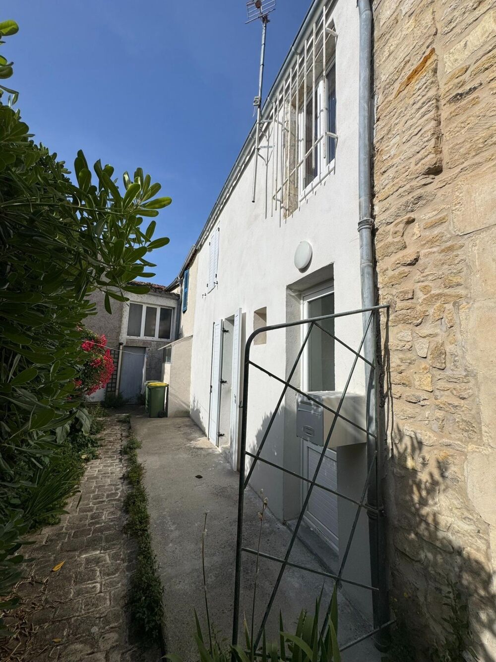 Vente Immeuble IMMEUBLE OU MAISON DE VILLE AVEC LOCAL COMMERCIAL – HYPER CENTRE DU CHÂTEAU-D'OLÉRON (17480) Le chateau-d'oleron