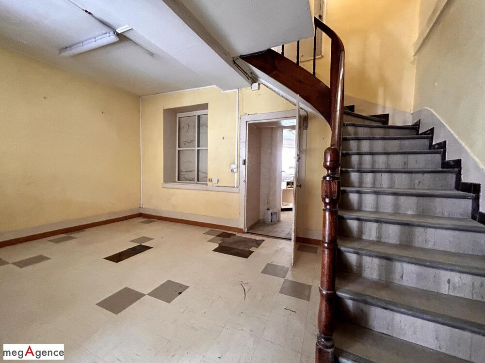En centre ville 165.29 m², comprenant : logement d'habitation + ancien local commercial (avec boutique et vitrine)