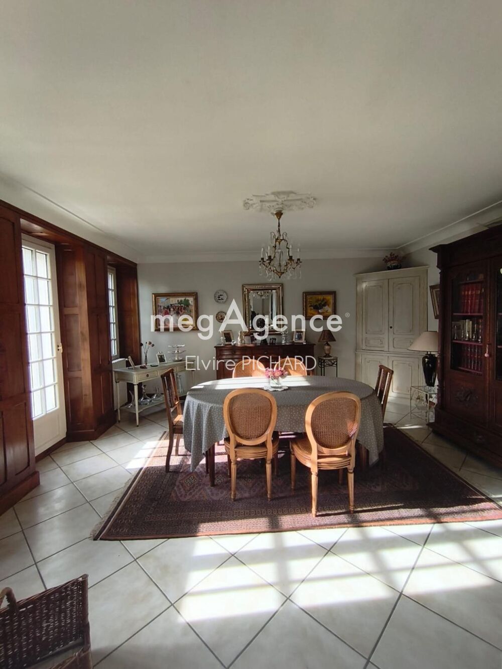 Maison familiale de caractère. 7 pièces, 4 chambres, jardin paysager, garage, atelier, cave.