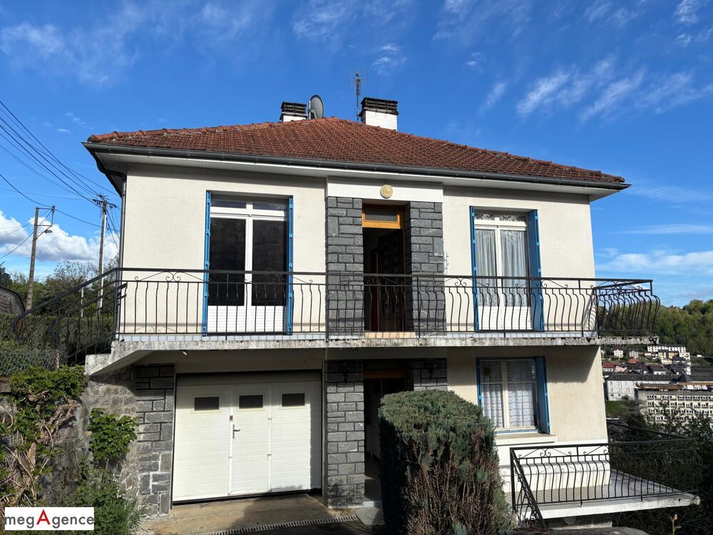 Maison en position dominante comprenant 3 logements indépendants avec garage et jardin