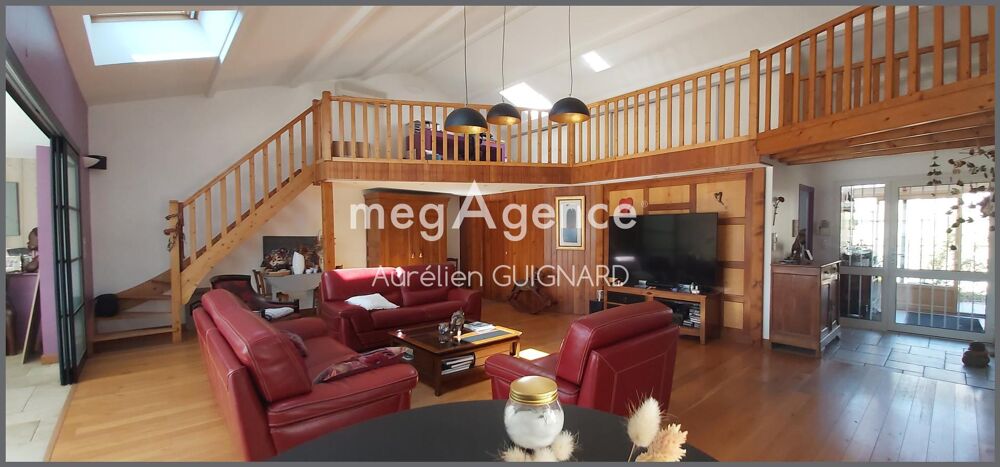5 chambres, terrain clos et paysager, piscine, garage.