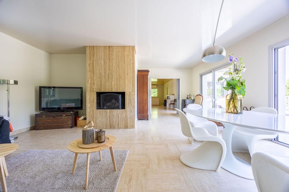 Vente Maison Et si votre prochain coup de cœur se trouvait ici ? Entre piscine, jacuzzi, espaces de réception et environnement boisé, cette p Sadirac