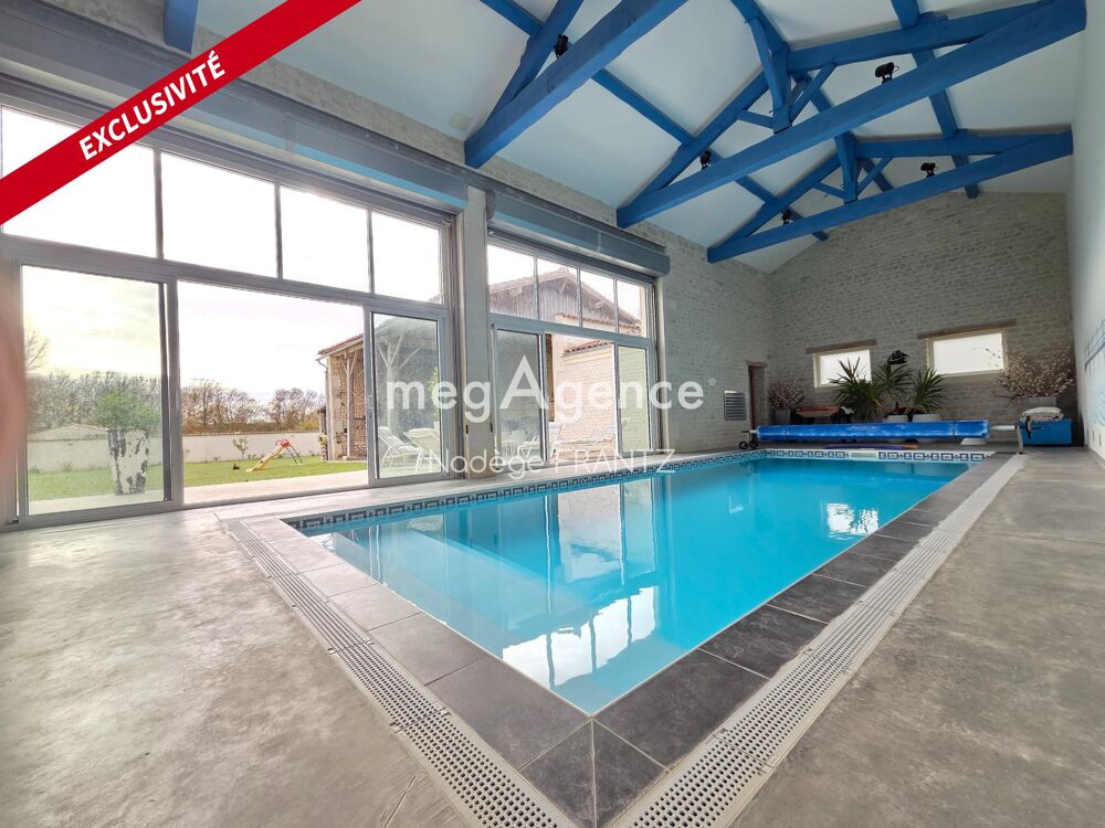 Maison charentaise rénovée avec piscine intérieure 17470 Loiré-sur-Nie  Dépendances et grand garage