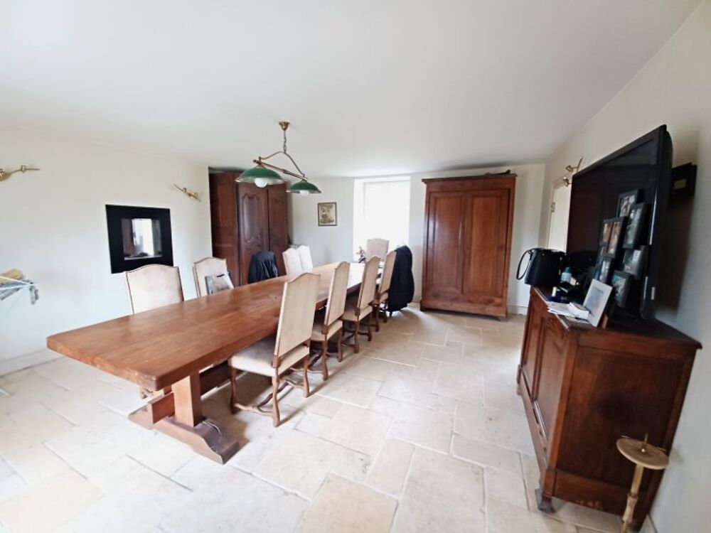 Maison de pierre avec dépendances sur 7 hectares