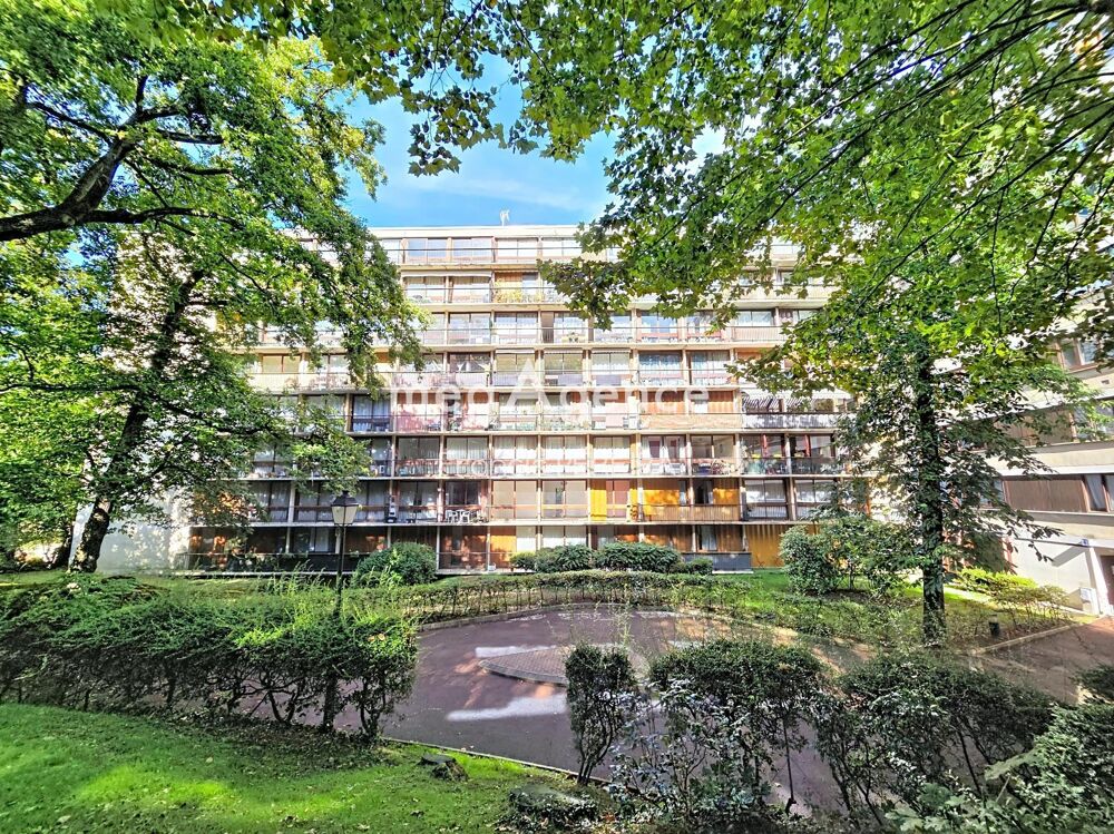 Au coeur de la résidence du Parc-St-Cyr, un des meilleurs emplacements.