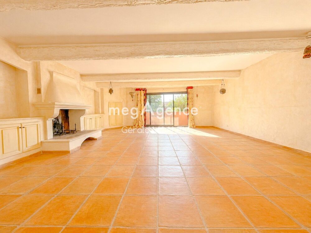 Maison de 231m² avec garage à Cogolin