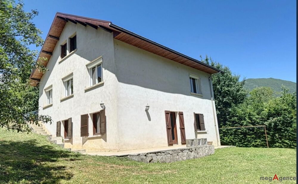 Maison familiale de 221 m² sur 1 800 m² de terrain
