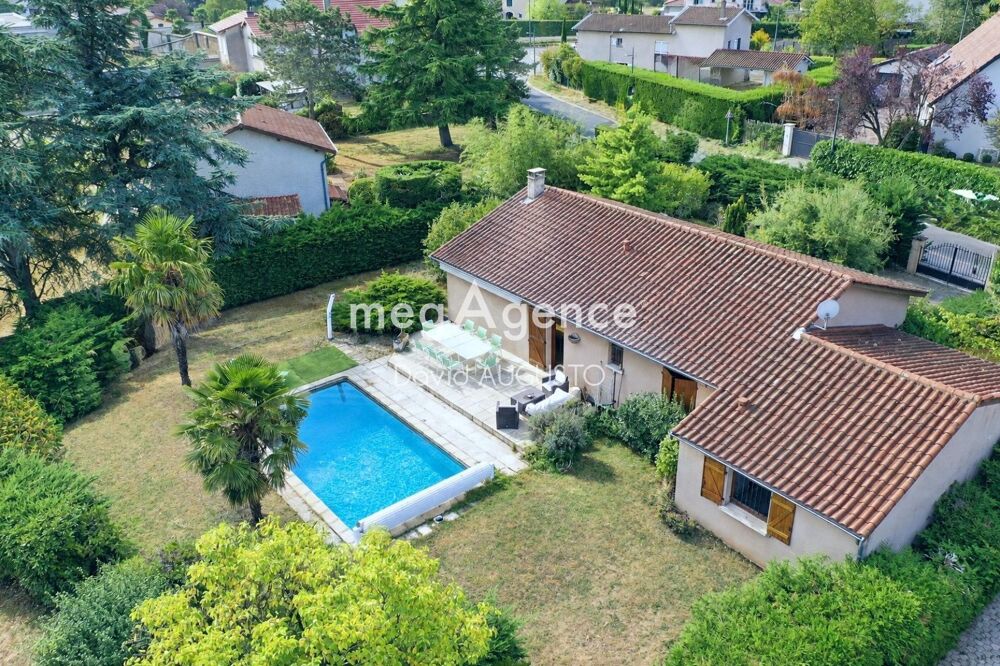 À 700m du village à pied, maison 5 chambres, garage, piscine et terrain de 992m2