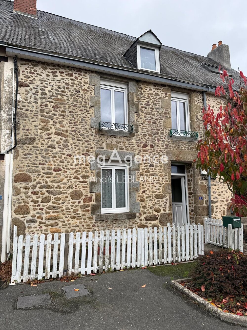 Maison en pierre au coeur d'un village proche du Mans