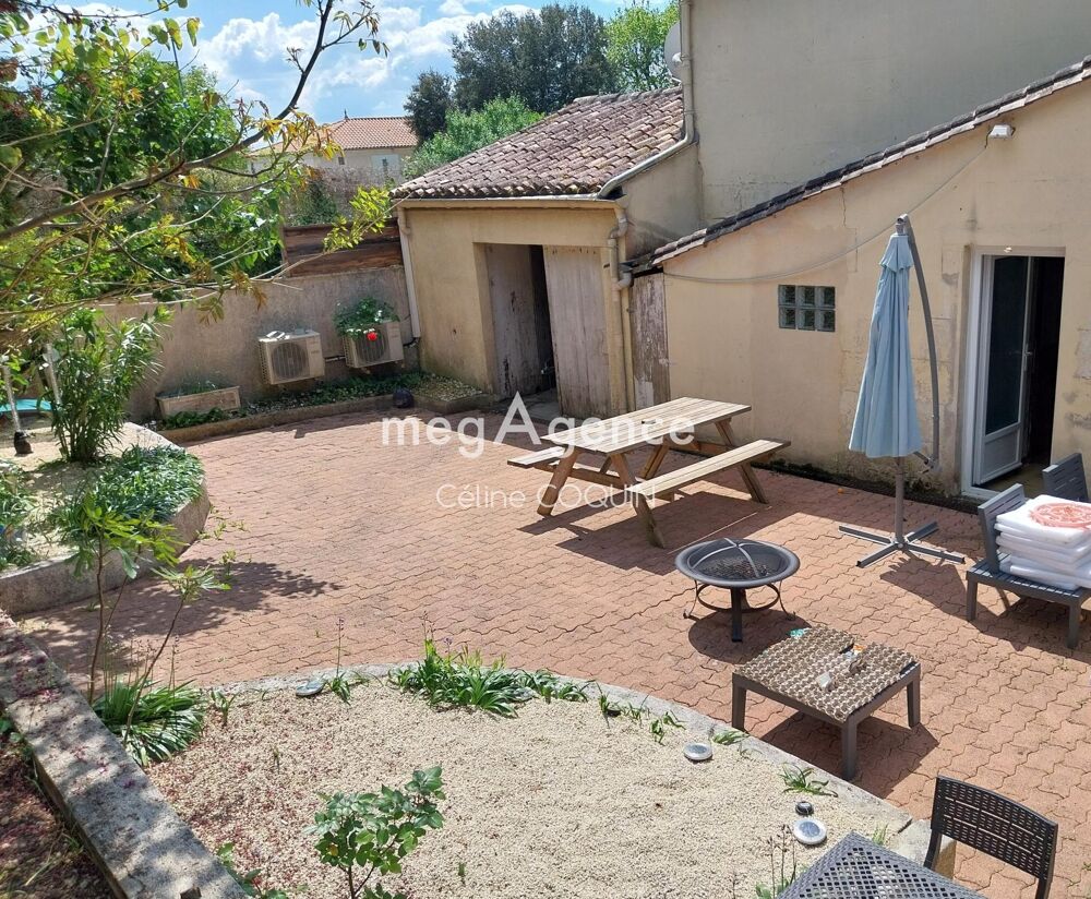 A vendre 2 maisons mitoyennes+ garage + terrain 3 310 m²  Jonzac centre