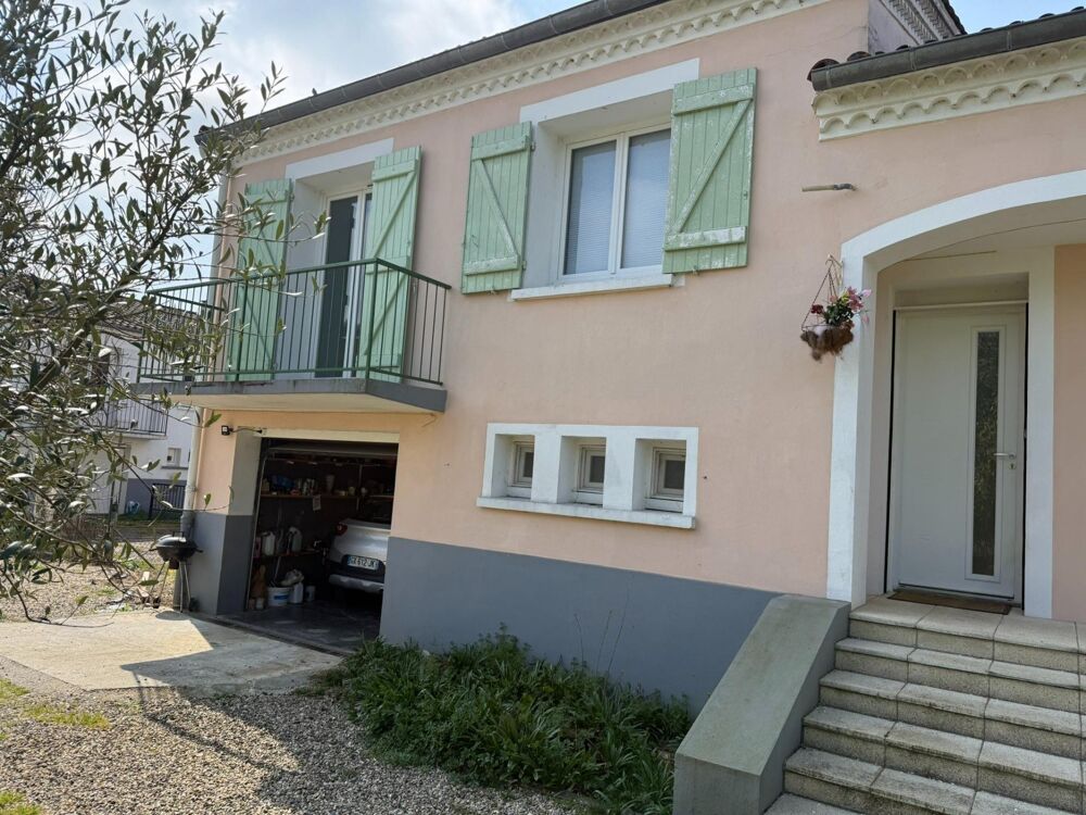Située à Malause (82200), cette propriété bénéficie d'un emplacement privilégié, à proximité du centre-ville offrant ainsi un ac