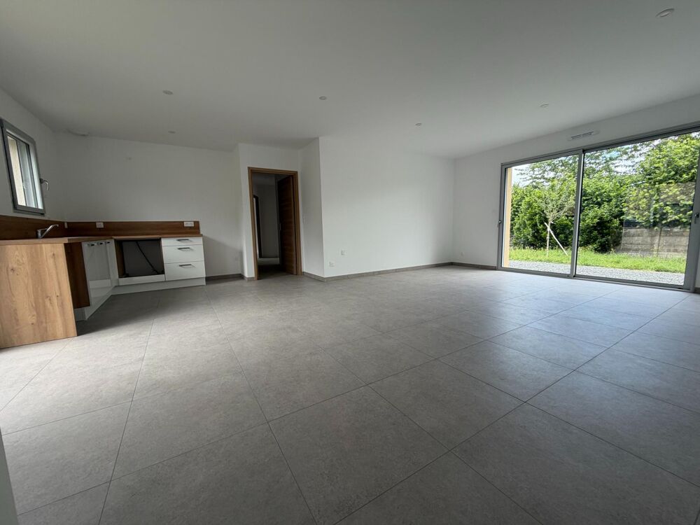 Maison neuve avec garage et jardin