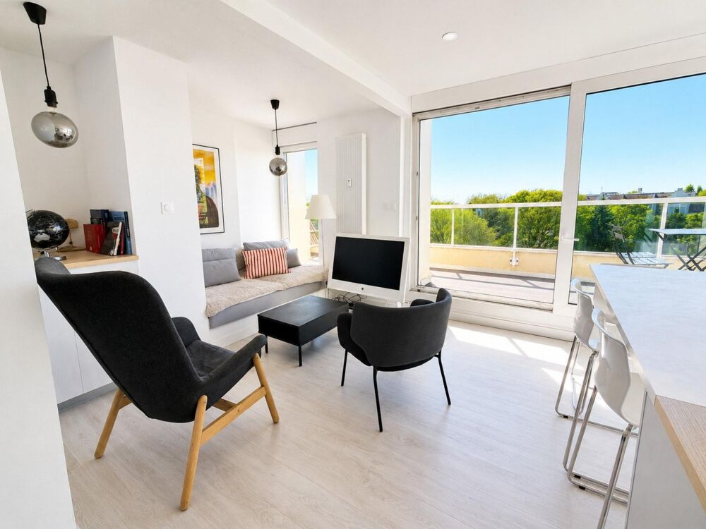 Appartement 3 chambres avec vue dégagée, cave et garage.