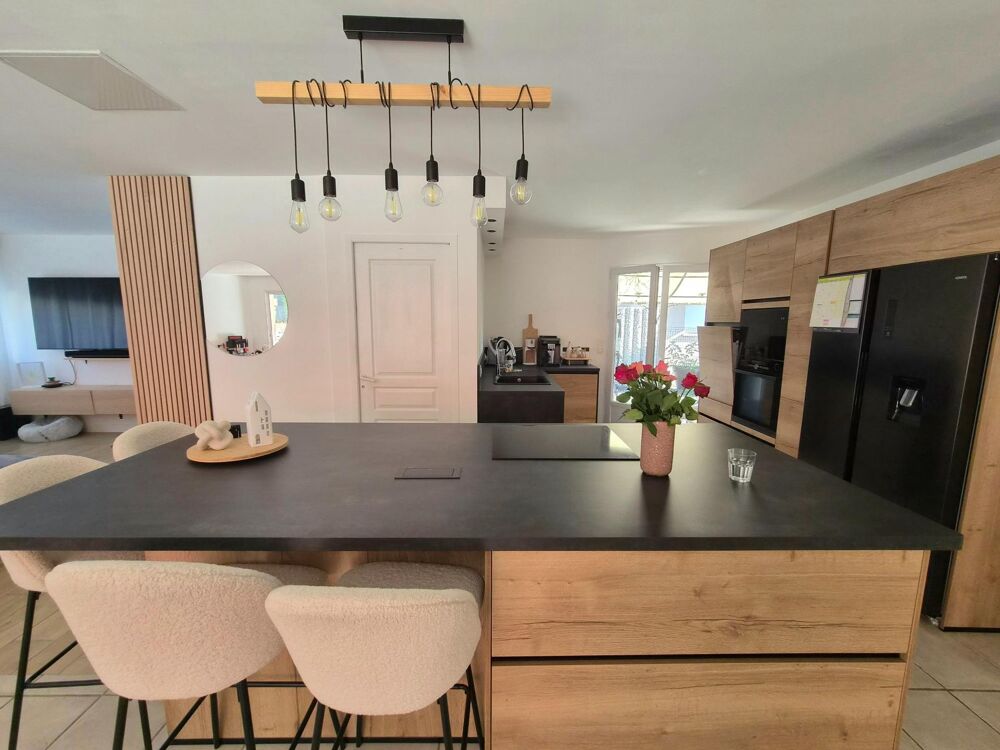 Vente Maison Maison individuelle de plain-pied avec piscine, terrain tout autour – Centre de Roche-la-Molière. DPE C Roche-la-moliere