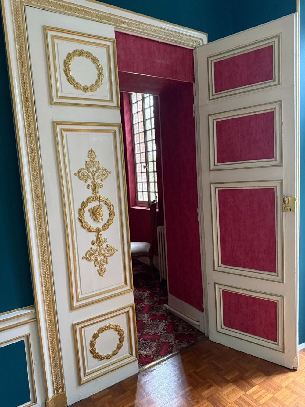 Rare sur le secteur, Manoir du 19ème siècle situé dans un écrin de verdure, coup de coeur assuré par cette belle demeure